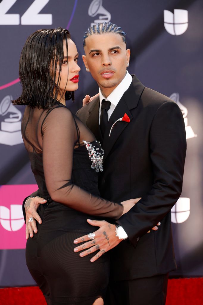 Rosalía y Rauw Alejandro en los Latin GRAMMY Awards en Las Vegas, Nevada.