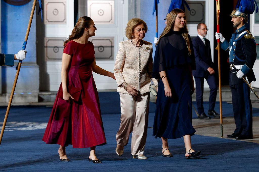 La princesa Leonor y la infanta Sofía con la reina Sofía en Oviedo en octubre de 2026