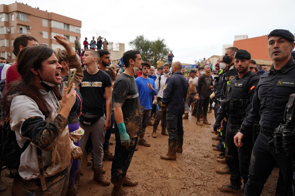 Vecinos de las zonas afectadas por la DANA protestando en la visita de los reyes