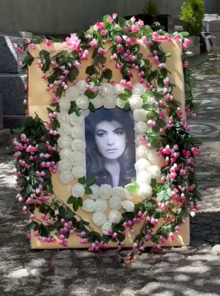 La emperatriz Farah compartió imágenes de la diáspora iraní que llegó al cementerio Passy de París con motivo del 25 aniversario del fallecimiento de su hija pequeña, la princesa Leila