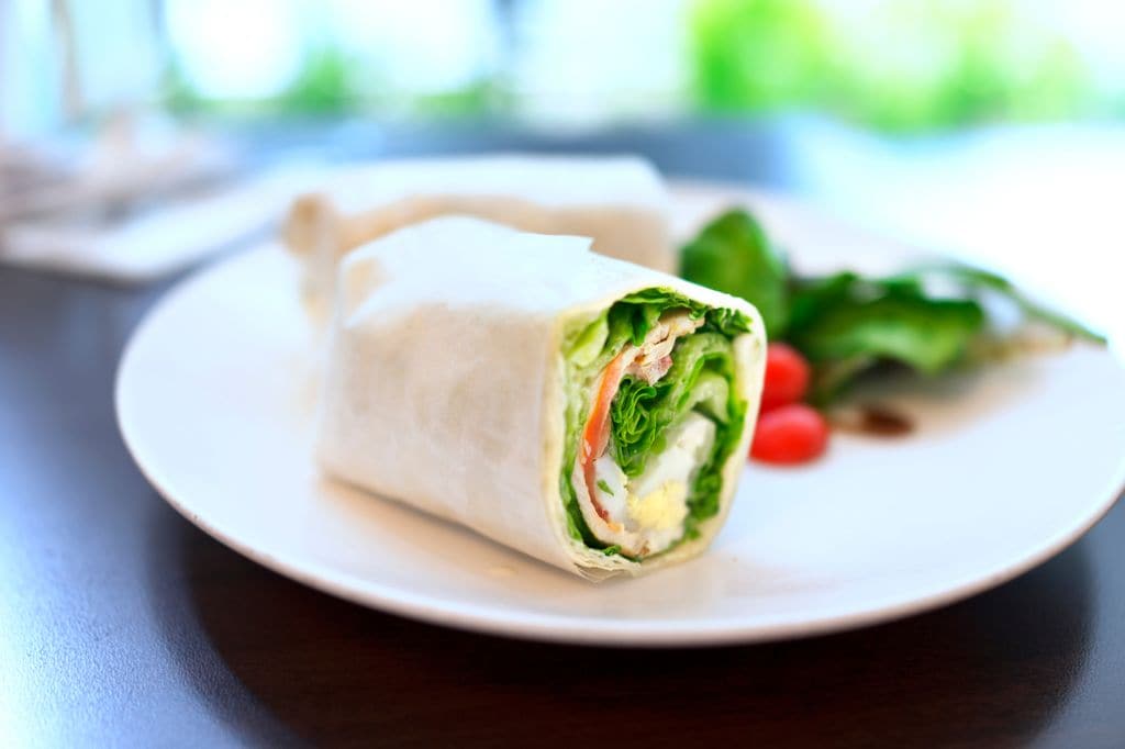 Wrap integral con verduras y pollo.