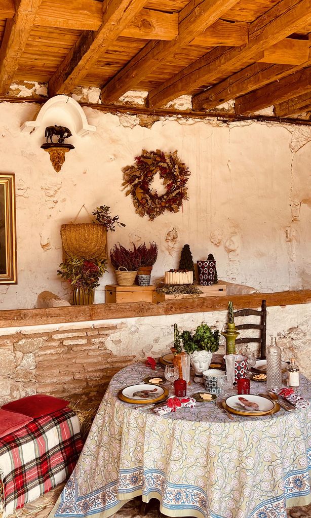 Plano general de la mesa de Navidad en las cuadras