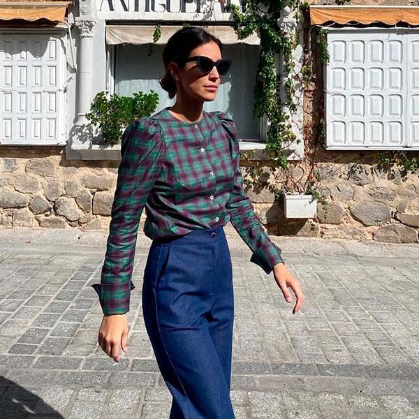 Alessandra de Osma con pantalón vaquero de estilo setentero y blusa de cuadros