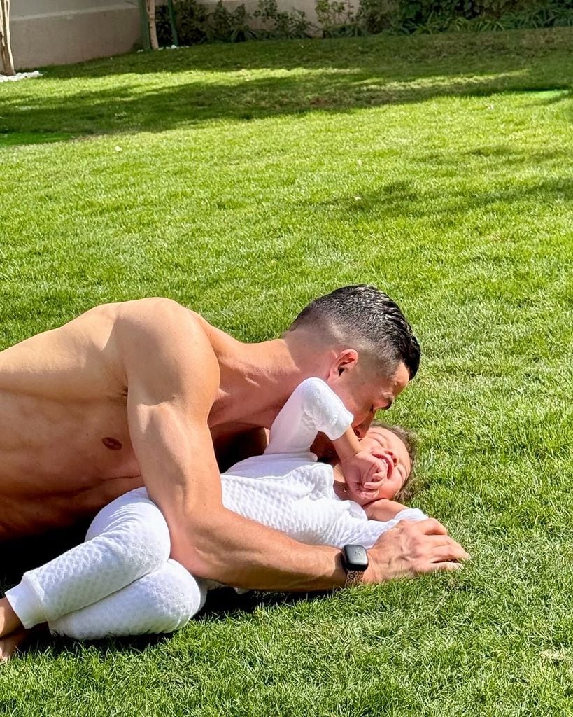 Cristiano Ronaldo con su hija pequeña, Bella Esmeralda