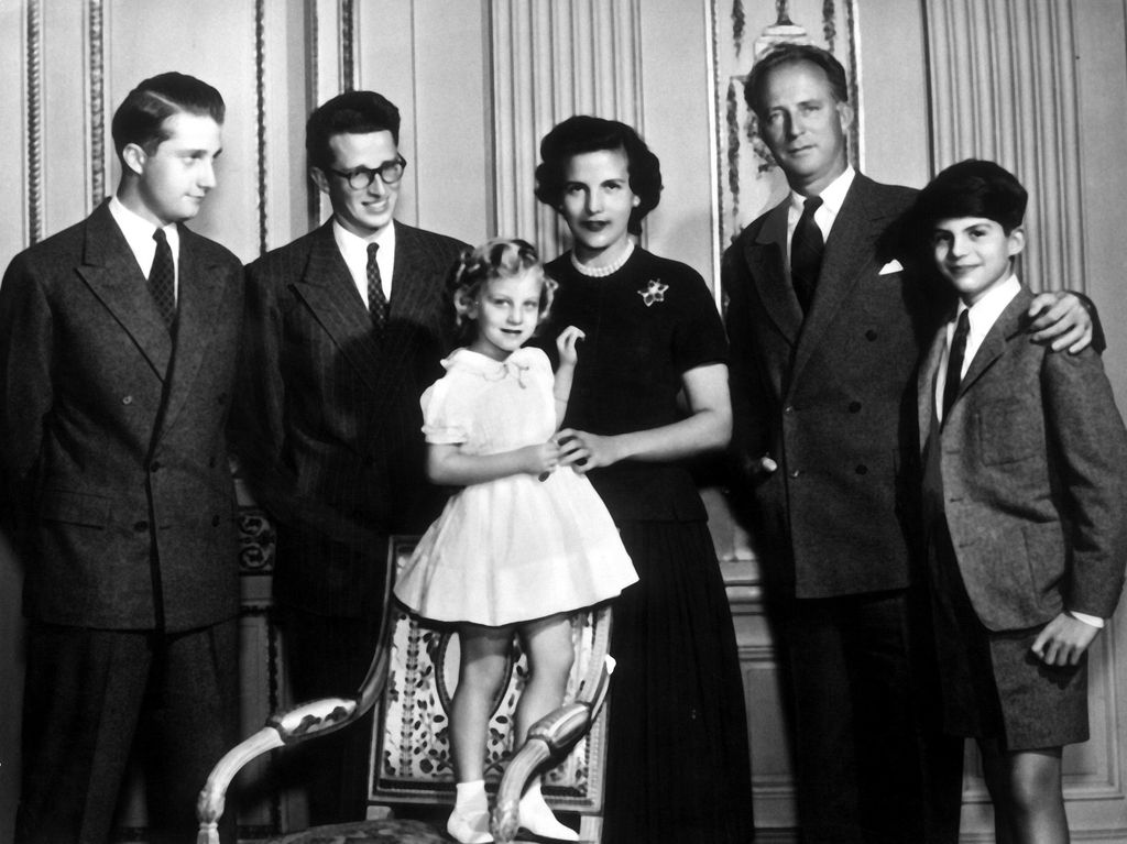El rey Leopoldo y su segunda esposa, Lilian de Réthy, con sus hijos Balduino, Alberto, Alexander y María Cristina