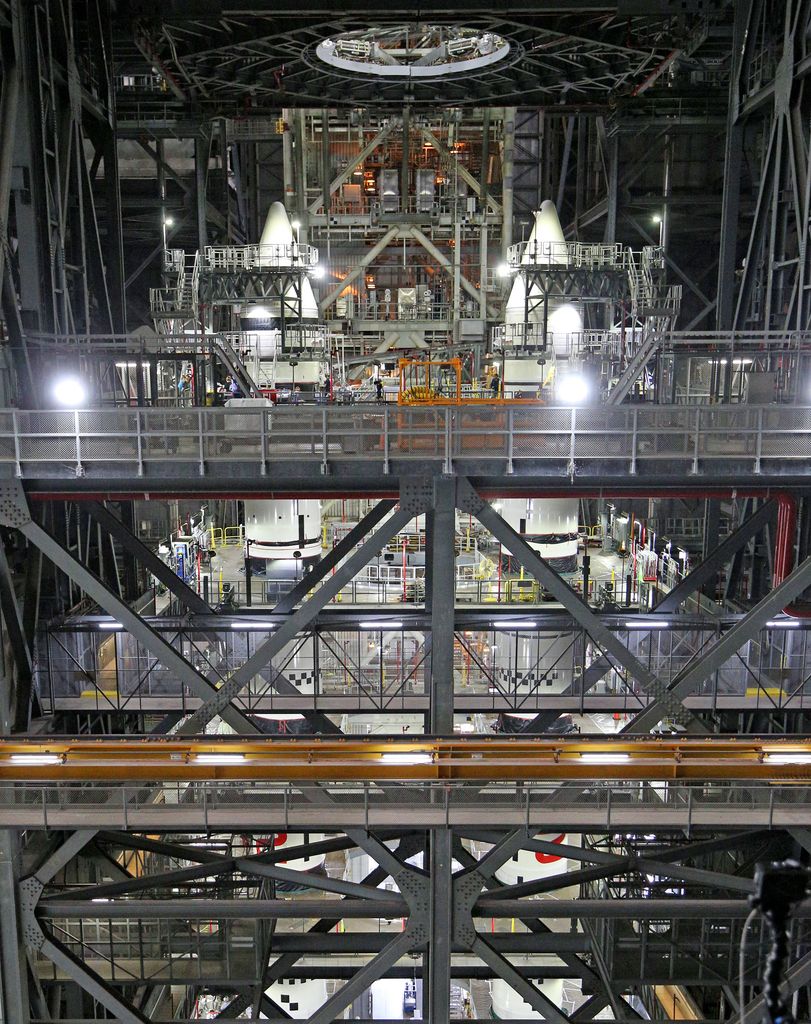 Antes del lanzamiento, la NASA realiza el “ensayo general húmedo”, en el que se cargan más de 2,6 millones de litros de hidrógeno y oxígeno líquidos para comprobar que el cohete está listo para volar