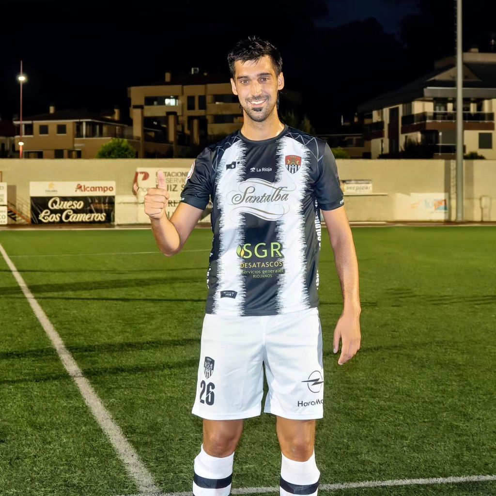 Plano medio de Miguel Ledo posando con la equipación del club Haro Deportivo 