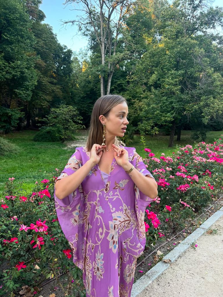 Amelia Windsor, la prima del príncipe Guillermo, lleva la moda española a Inglaterra y sorprende con un vestido vaporoso de una firma madrileña