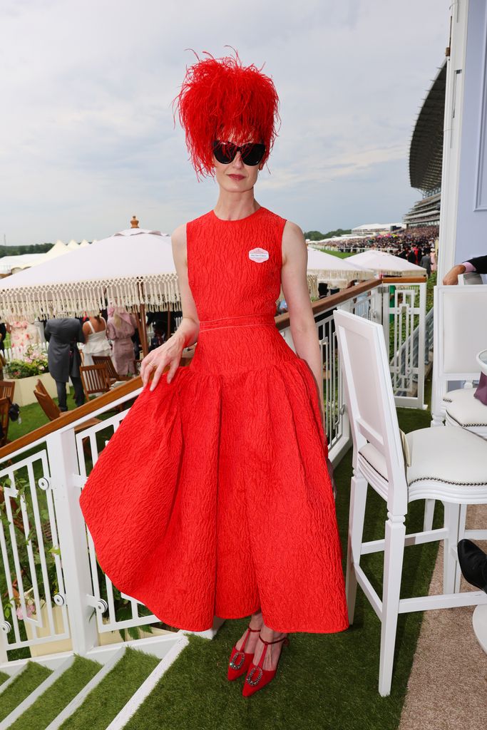La modelo y asidua al Royal Ascot Erin O'Connor en el día tres del evento porta un singular y llamativo atuendo rojo