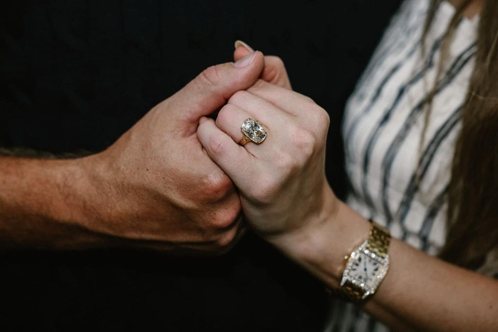 Travis Kelce sorprendió a Taylor Swift con un espectacular anillo de compromiso de aires vintage.
