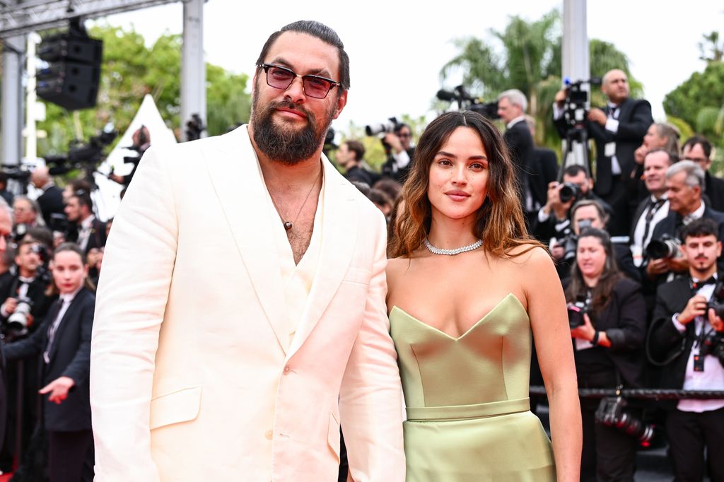 Jason Momoa y su caballeroso gesto con Adria Arjona a su paso por Cannes 