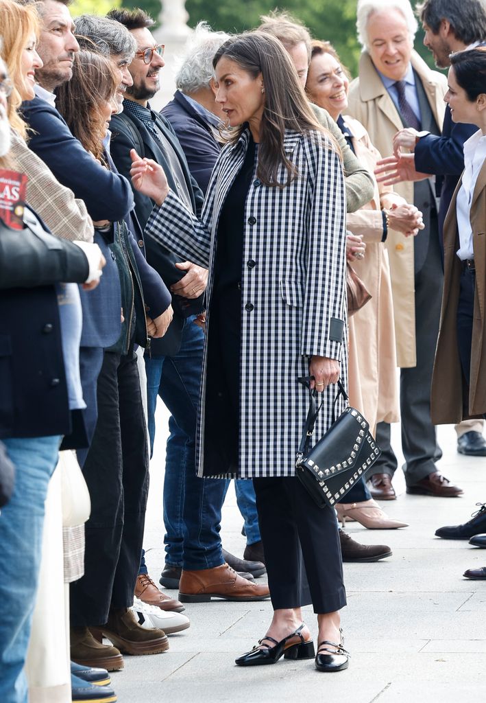 La reina Letizia en la Cuesta de Moyano de Madrid 