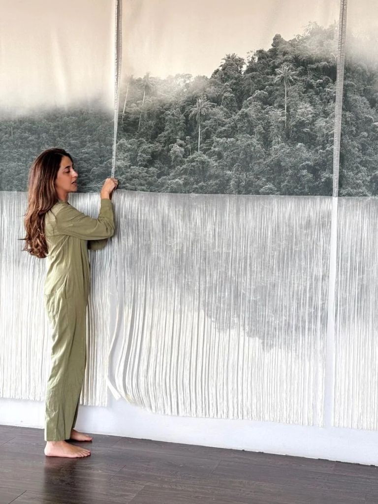 González trabaja en sus textiles inspirados en la naturaleza y en los efectos que ejercemos sobre ella