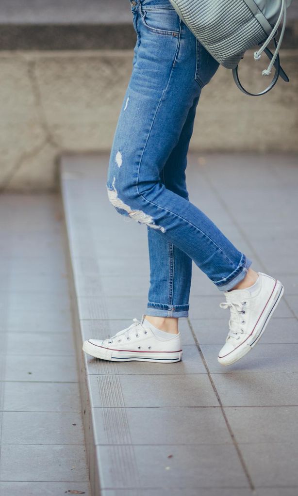 Mujer utilizando sneakers