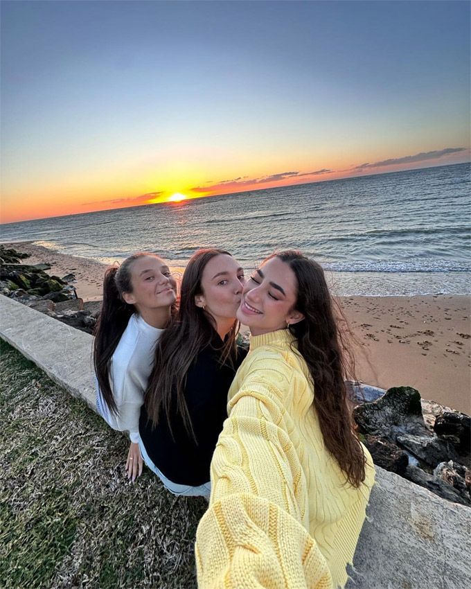 Victoria de Marichalar disfruta de la gran fiesta del motor junto a sus amigas Lola Lolita y Rocío Laffón