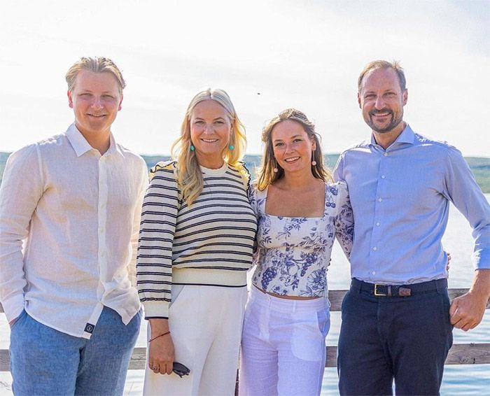 El príncipe Haakon y su esposa, Mette-Marit, junto a sus dos hijos