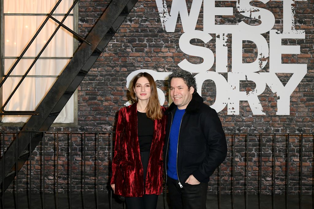 Plano medio de María Valverde y Gustavo Dudamel en la premiere de "West Side Story"