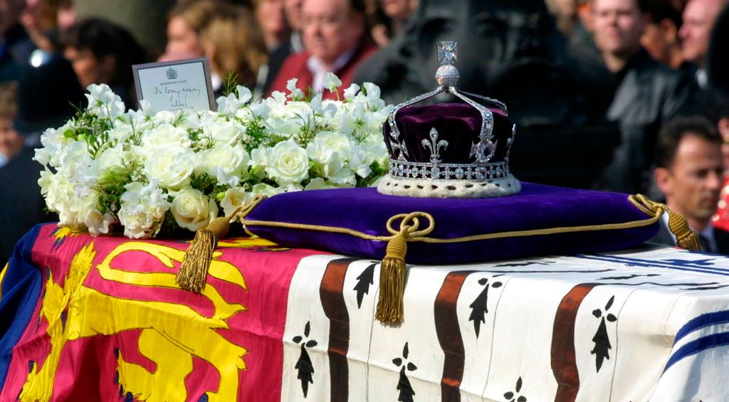 La corona con el diamante Koh-i-Noor fue vista por última vez en público en 2002, reposando sobre el féretro de la Reina Madre Isabel durante su funeral de Estado en Londres