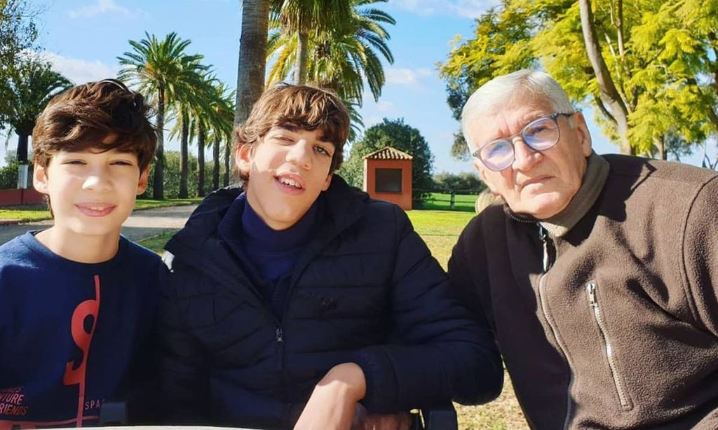 Julio, el padre de Fabiola, con sus nietos Carlos y Kike