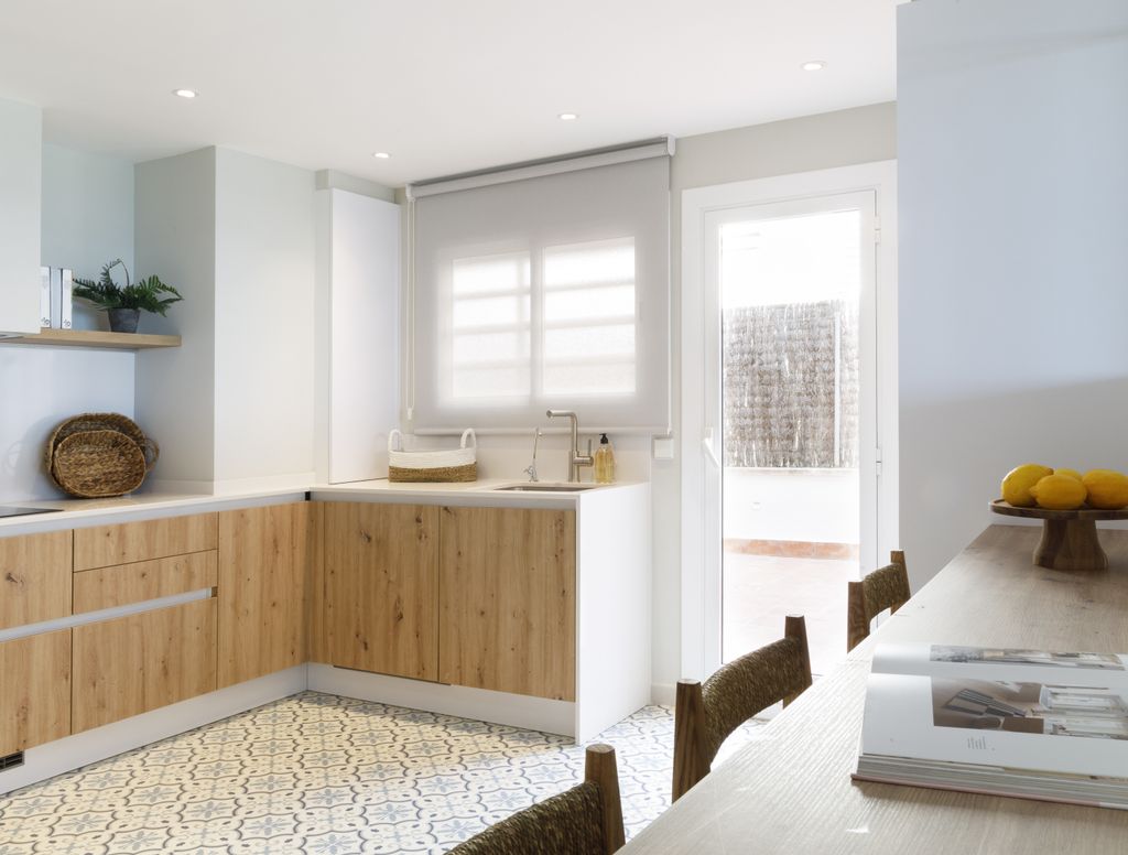 Cocina de obra con puertas de madera