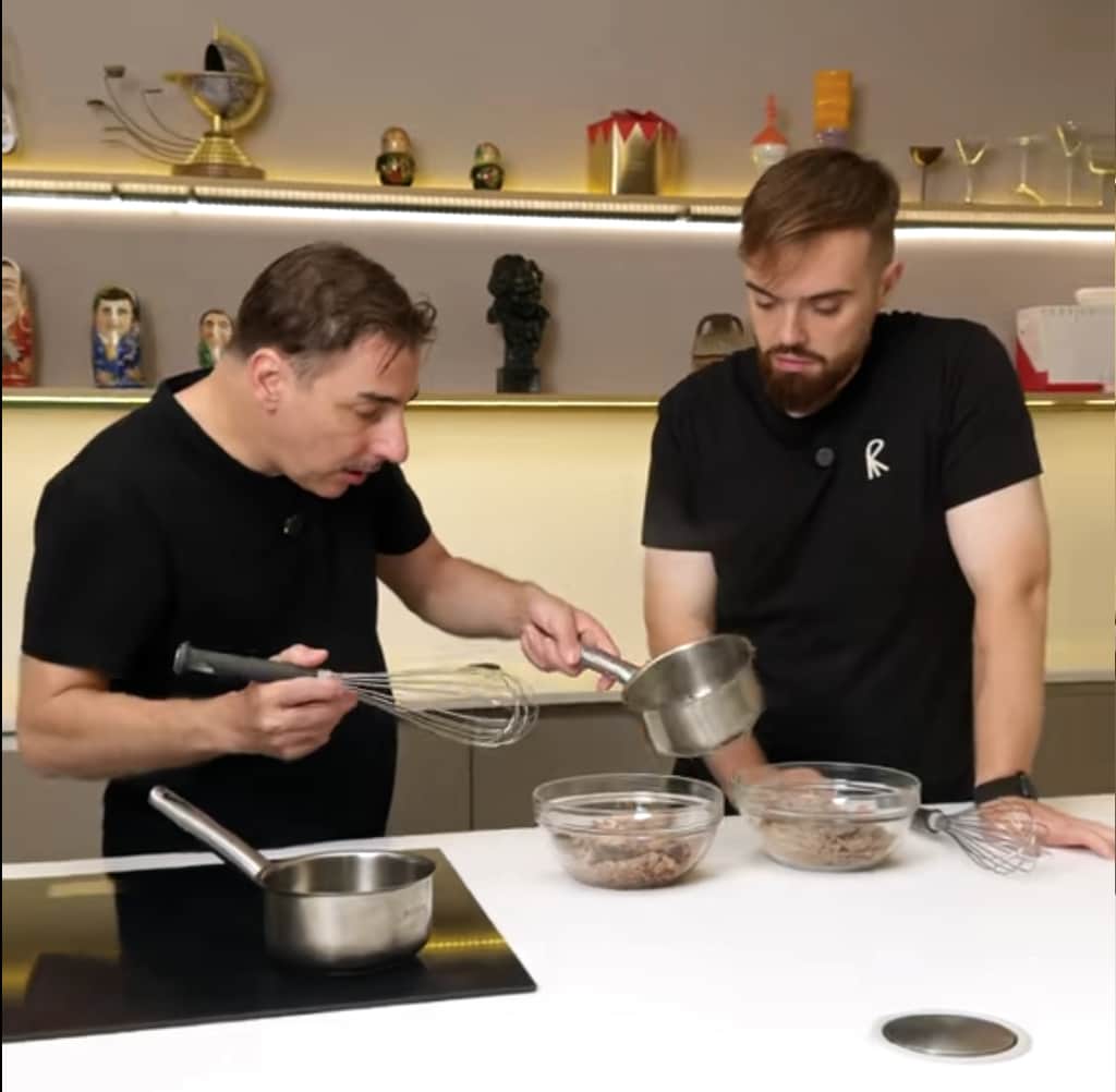 Jordi Roca explicando a Ibai Llanos la receta