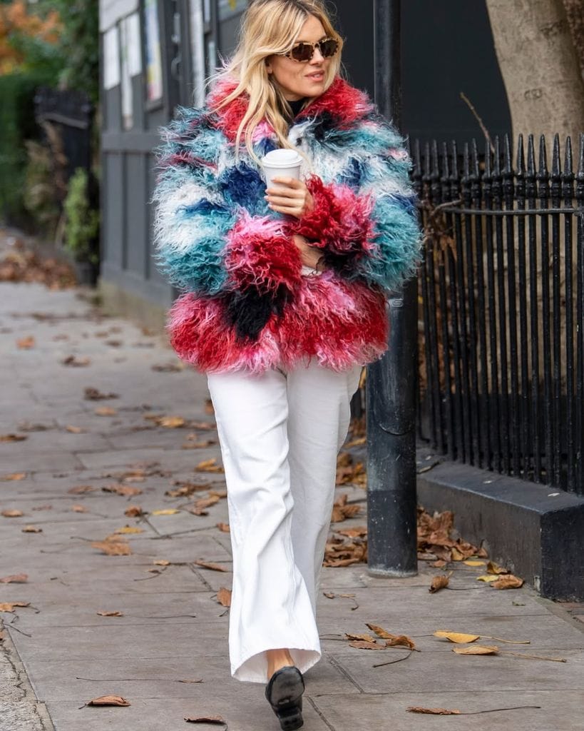 Sienna Miller en Notting Hill con abrigo de Desigual, 2025.