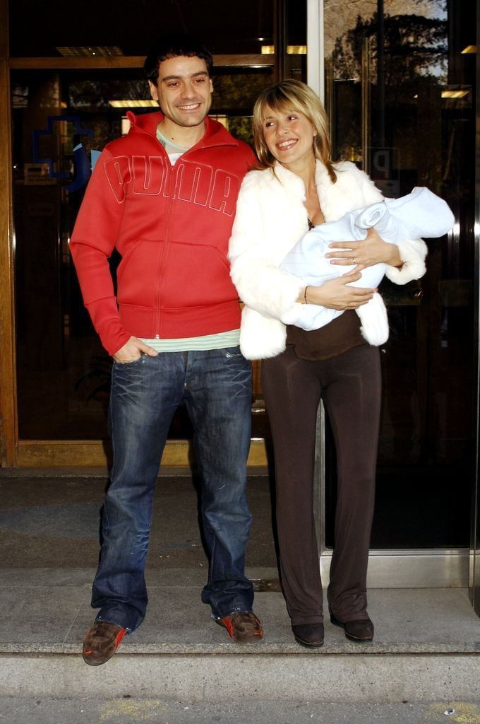 Cayetana Guillén Cuervo y Omar Ayyashi posan con su hijo, Leo, que nació en febrero de 2006