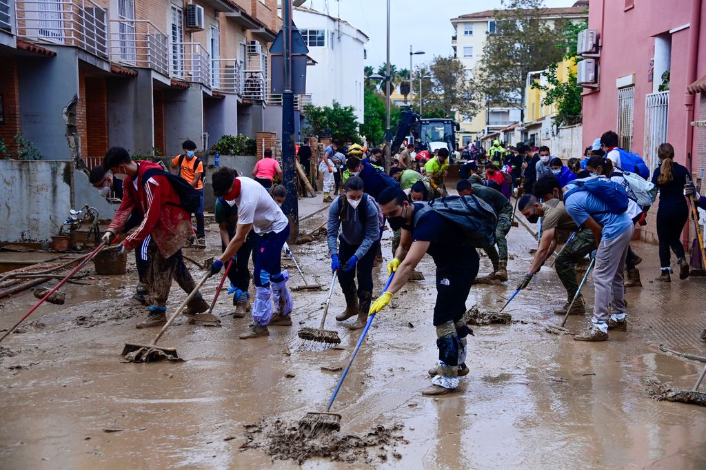 Voluntarios ayudando por la DANA en Valencia