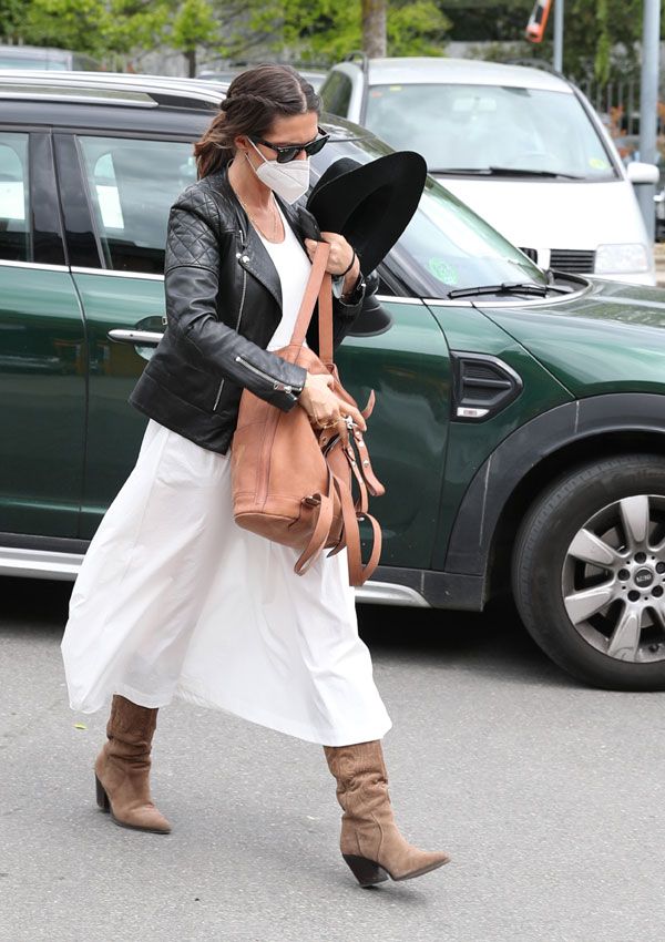 Sara Carbonero luce el estilismo ideal del entretiempo con vestido de punto y botas cowboy