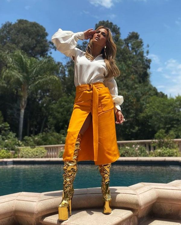 Jennifer Lopez con botas doradas