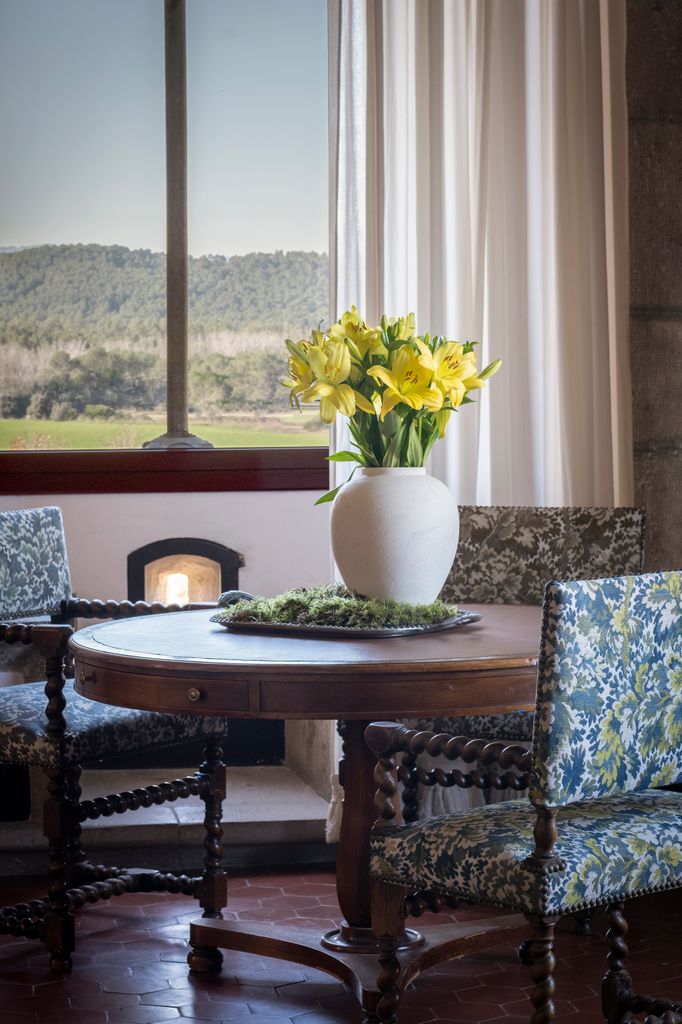 Cortinas y tapicerías que visten un comedor y contribuyen a insonorizarlo