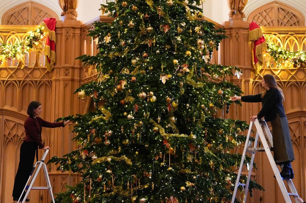 Interior del Castillo de Windsor, decorado de Navidad (Foto de Andrew Matthews/PA Images via Getty Images)