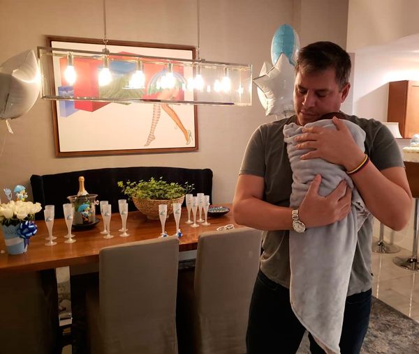 Daniel Sarcos con su bebé