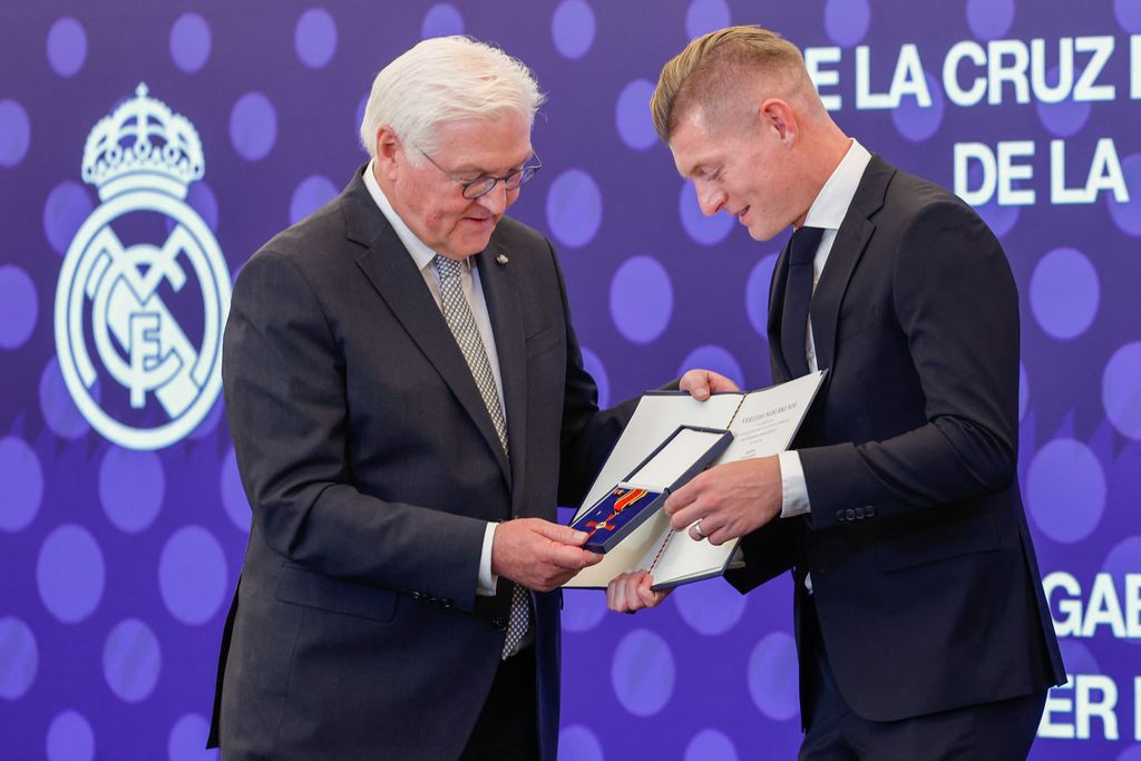 Toni Kroos recibe la Cruz de Caballero de la Orden del Mérito de Alemania en el Bernabéu, de manos del presidente alemán Frank-Walter Steinmeier