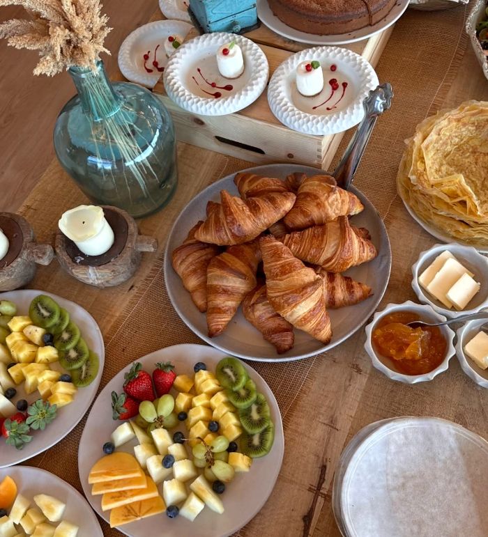 Bollería, fruta, filloas recién hechas... el desayuno del Hotel Balarés está cuidado al detalle.