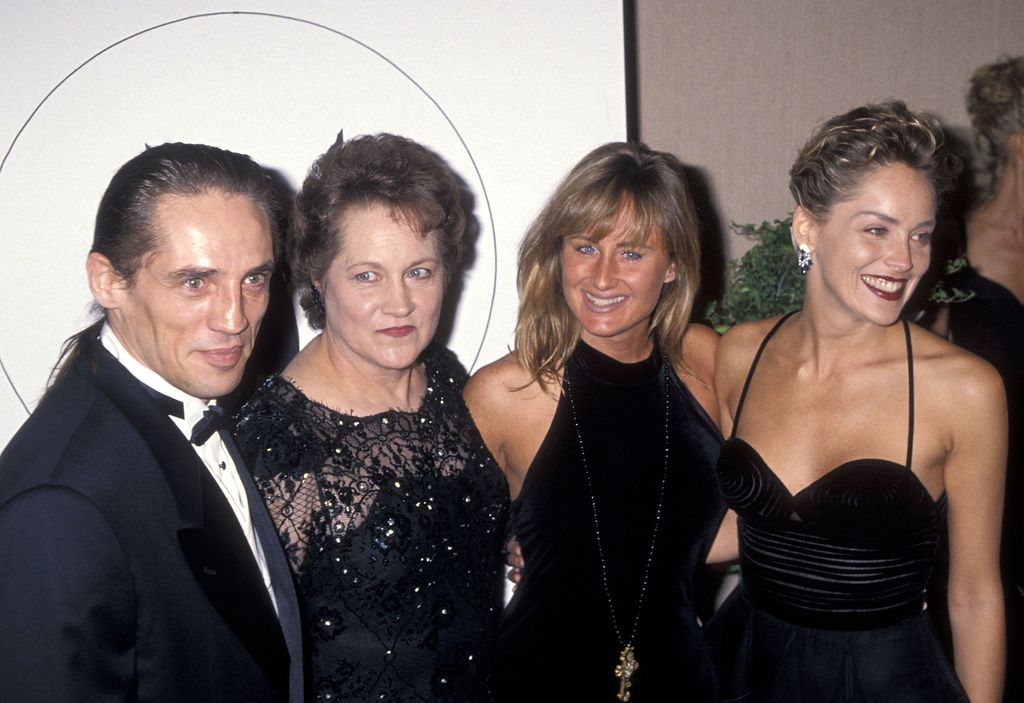Sharon con su madre y sus hermanos