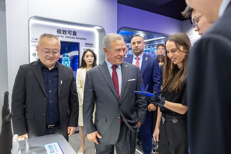 Abdalá de Jordania con su hija en una feria tecnológica en China en el verano de 2026