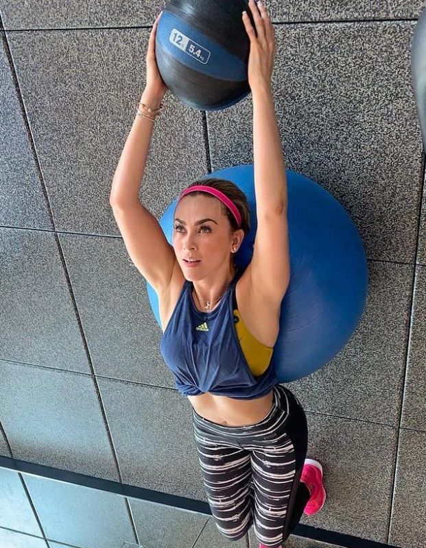 Aracely Arámbula realiza ejercicio con fitball y pelota medicinal