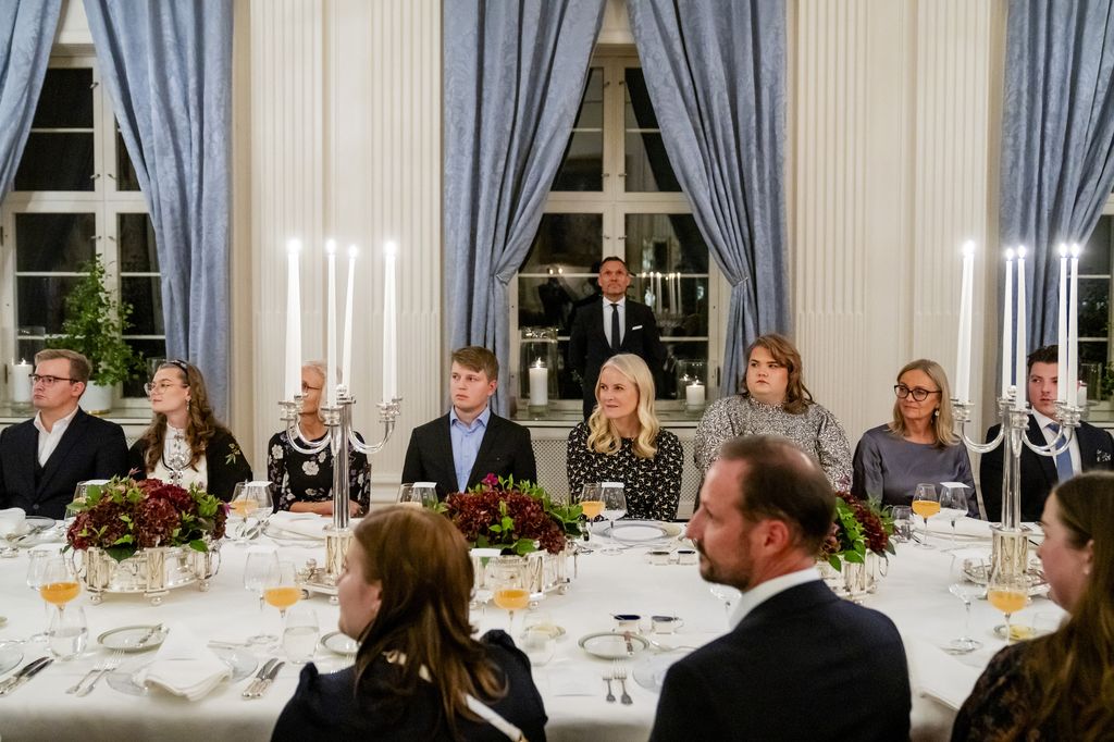 Plano medio de Mette-Marit de Noruega y Haakon de Noruega en una comida oficial