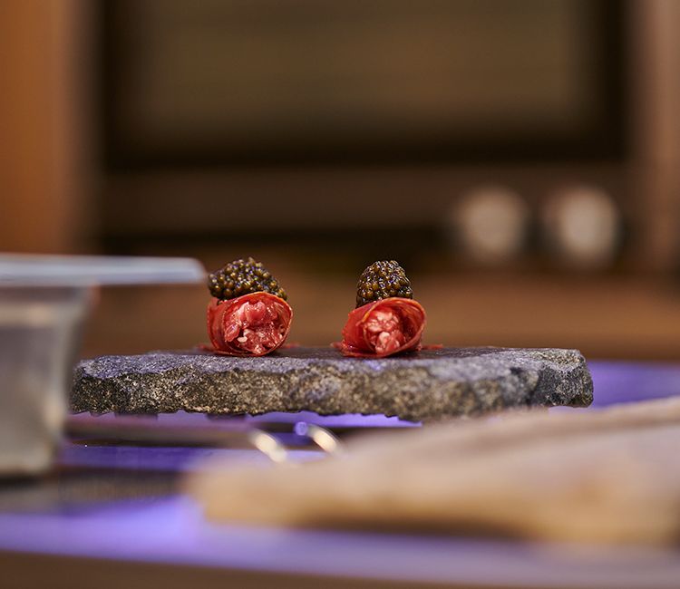 Rulo de morcón iberico relleno de tartar de secreto y coronado con caviar