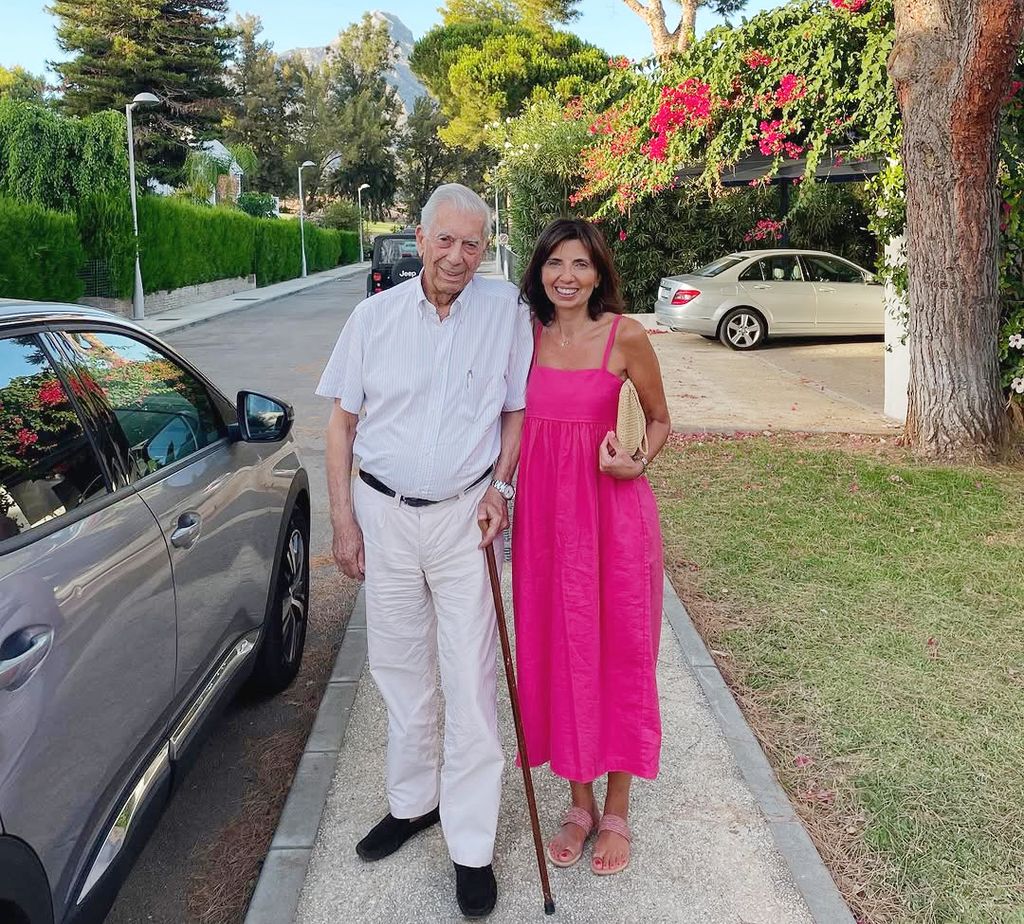 Mario Vargas Llosa con Nada Chedid, la pareja de su hijo Álvaro