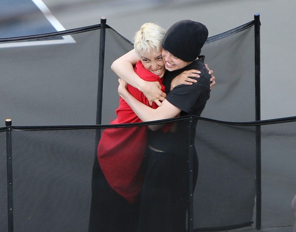 Shiloh Jolie fue fotografiada junto a Keoni Rose, una de sus compañeras habituales en las clases de baile que recibe en Los Ángeles