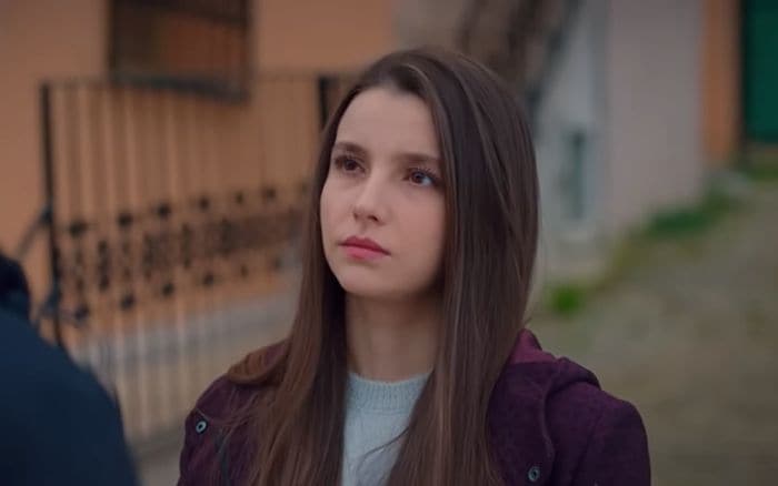 Zehra le cuenta a Tolga que, pese a su ayuda, sigue prometida en 'Hermanos'