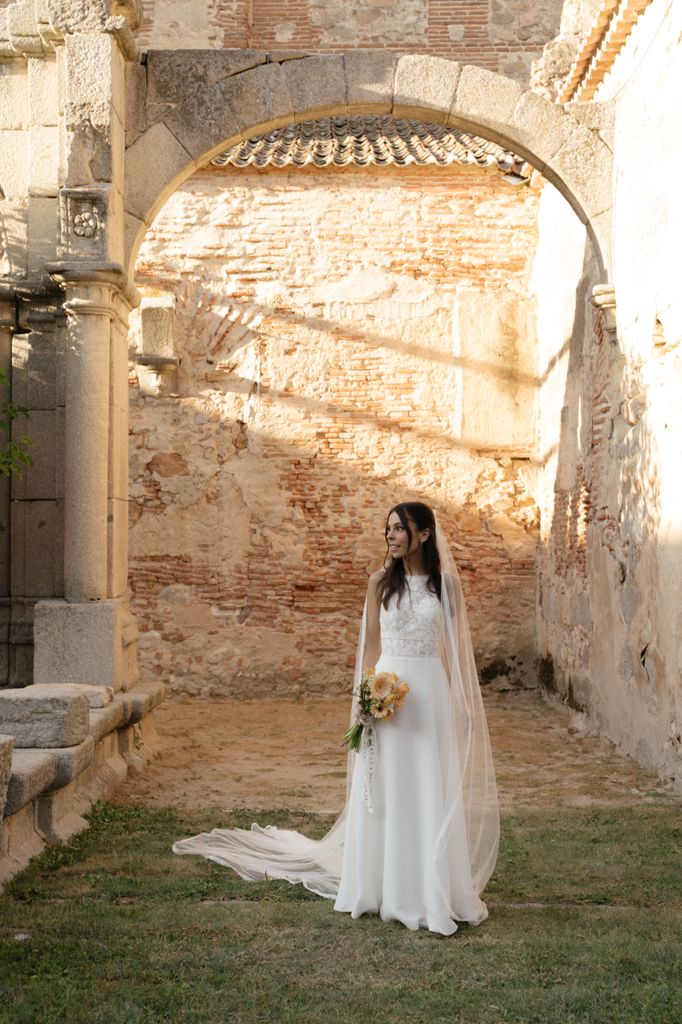 Helena eligió un vestido de corte clásico, pero con toques modernos. Con
escote halterofilias, el traje estaba confeccionado en crepé y encaje, y adornado con bordados florales y con detalles de pedrería.