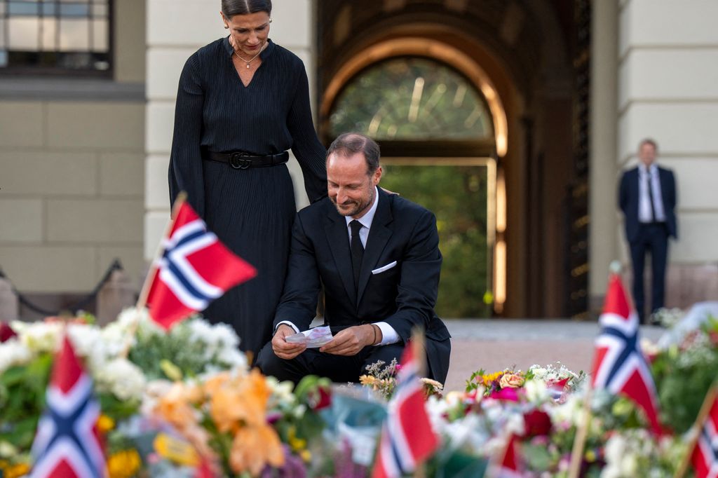 Haakon se emociona al leer una de las dedicatorias dle público 