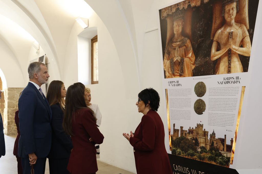 Los Reyes y Leonor en la exposición con motivo del 6º centenario del Título de Viana 
