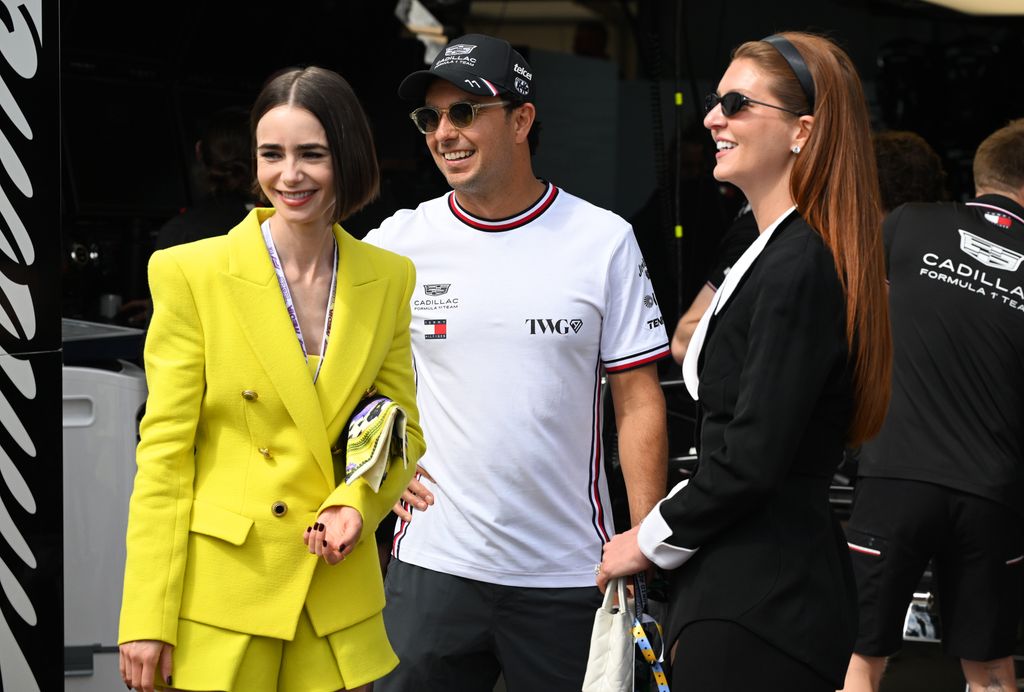 Sergio Pérez de Cadillac F1 junto a Lily Collins en el paddock antes del inicio del Gran Premio de Mónaco.