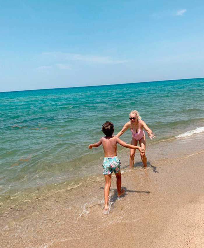 Lucia Pariente con su nieto en la playa