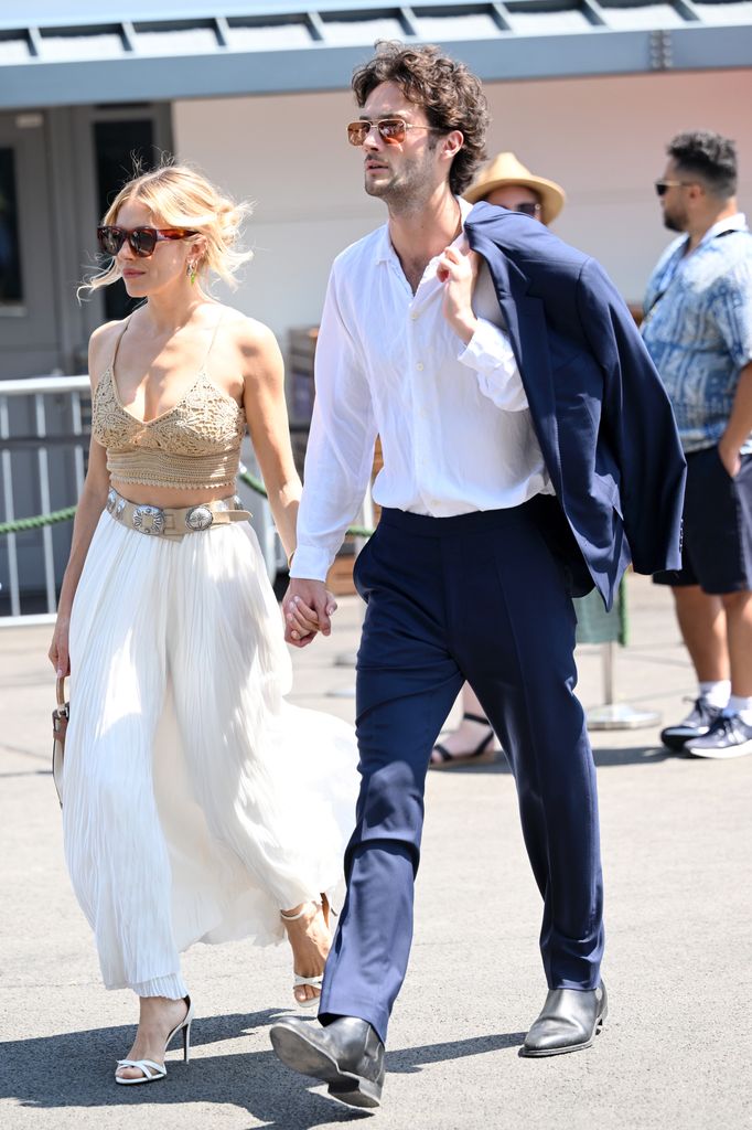 Sienna Miller y su joven novio Oli Green 