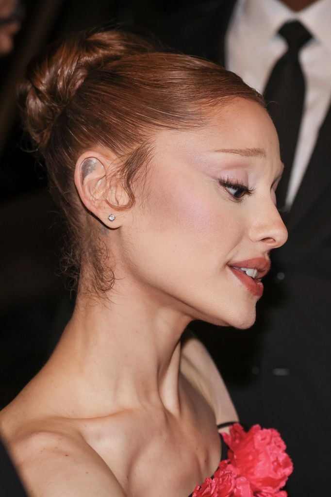 Ariana Grande vuelve a su pelo castaño.